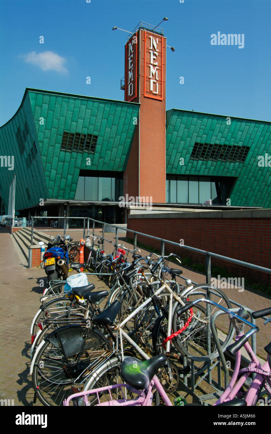 NEMO è un museo interattivo nel porto di Amsterdam Oosterdok Paesi Bassi Olanda UE Europa Foto Stock