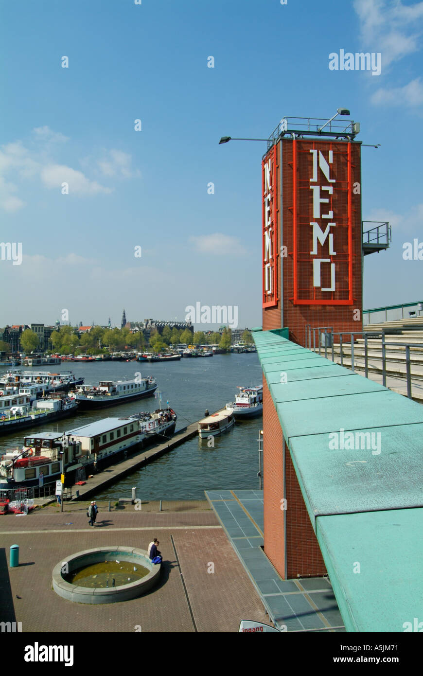 La terrazza sul tetto di NEMO un museo interattivo nel porto di Amsterdam Oosterdok Paesi Bassi Olanda UE Europa Foto Stock