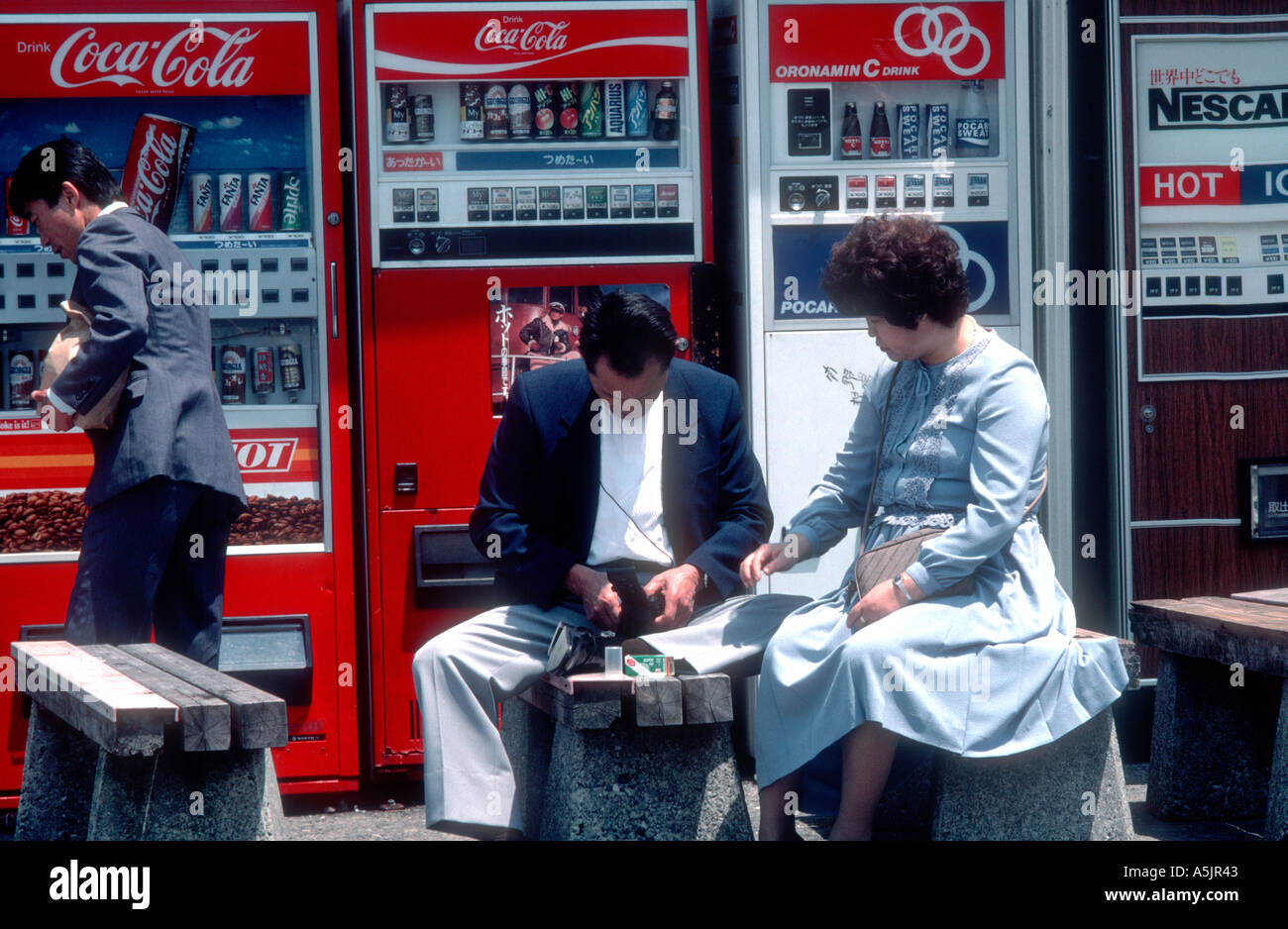 Un chiosco di distributori automatici al di fuori del Fuji Hakone National Park in Giappone Foto Stock