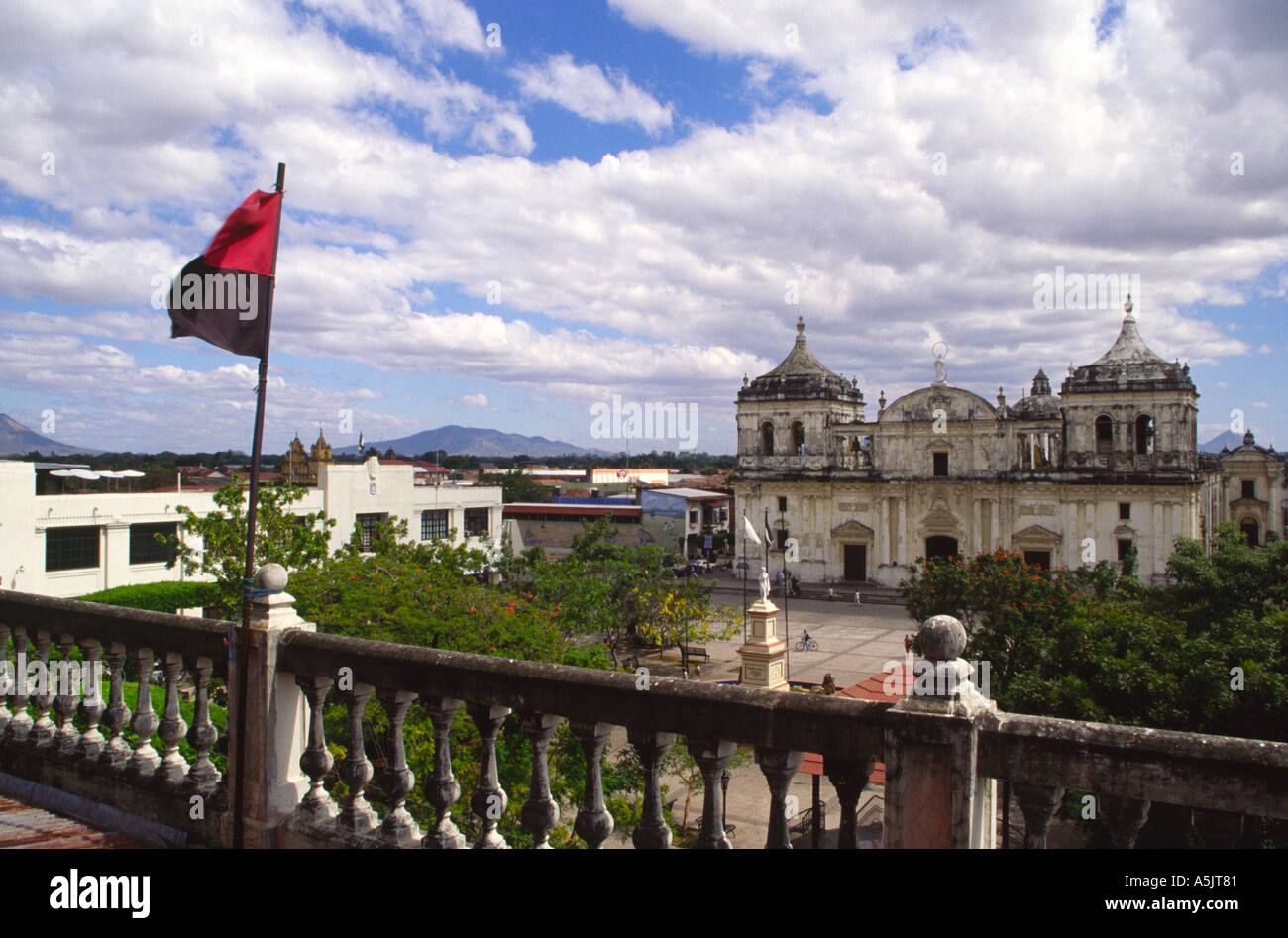 Bandiera volare al di sopra della piazza principale di Leon Nicaragua america centrale Foto Stock