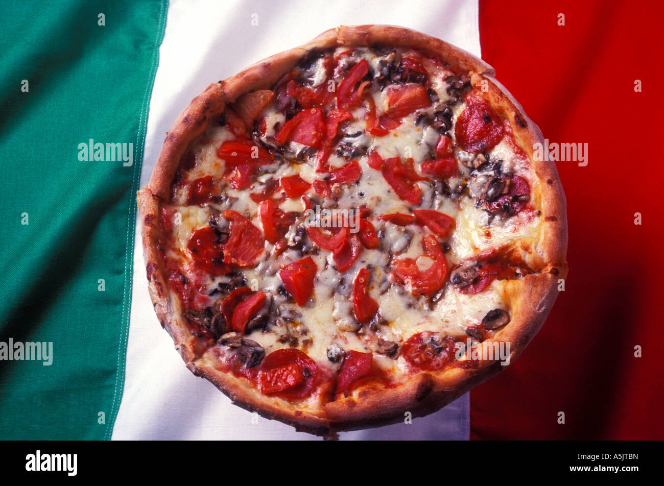 Pizza sulla bandiera italiana Foto Stock