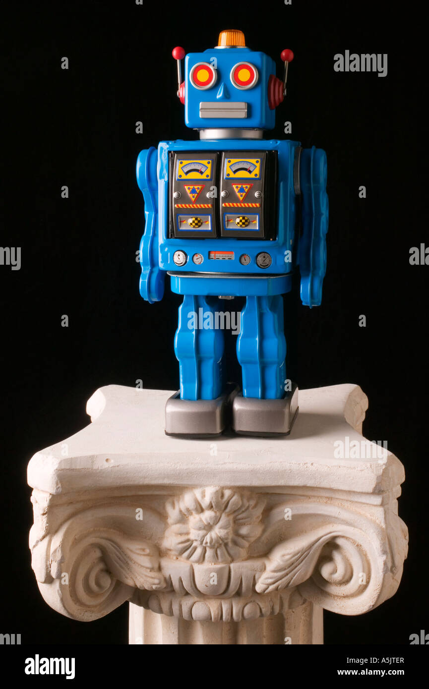 Giocattolo robot blu su bianco piedistallo Foto Stock