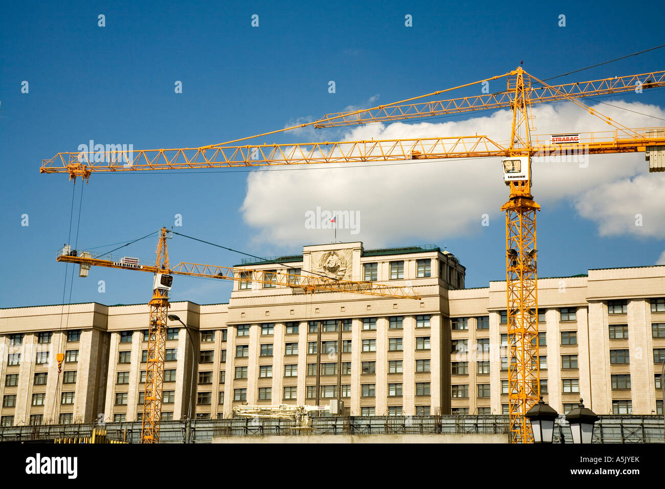 Grande terreno edificabile presso il maneggio Square, edificio della Duma di Stato, gru a Mosca, Mosca, Russia, Est Europa, Europa Foto Stock
