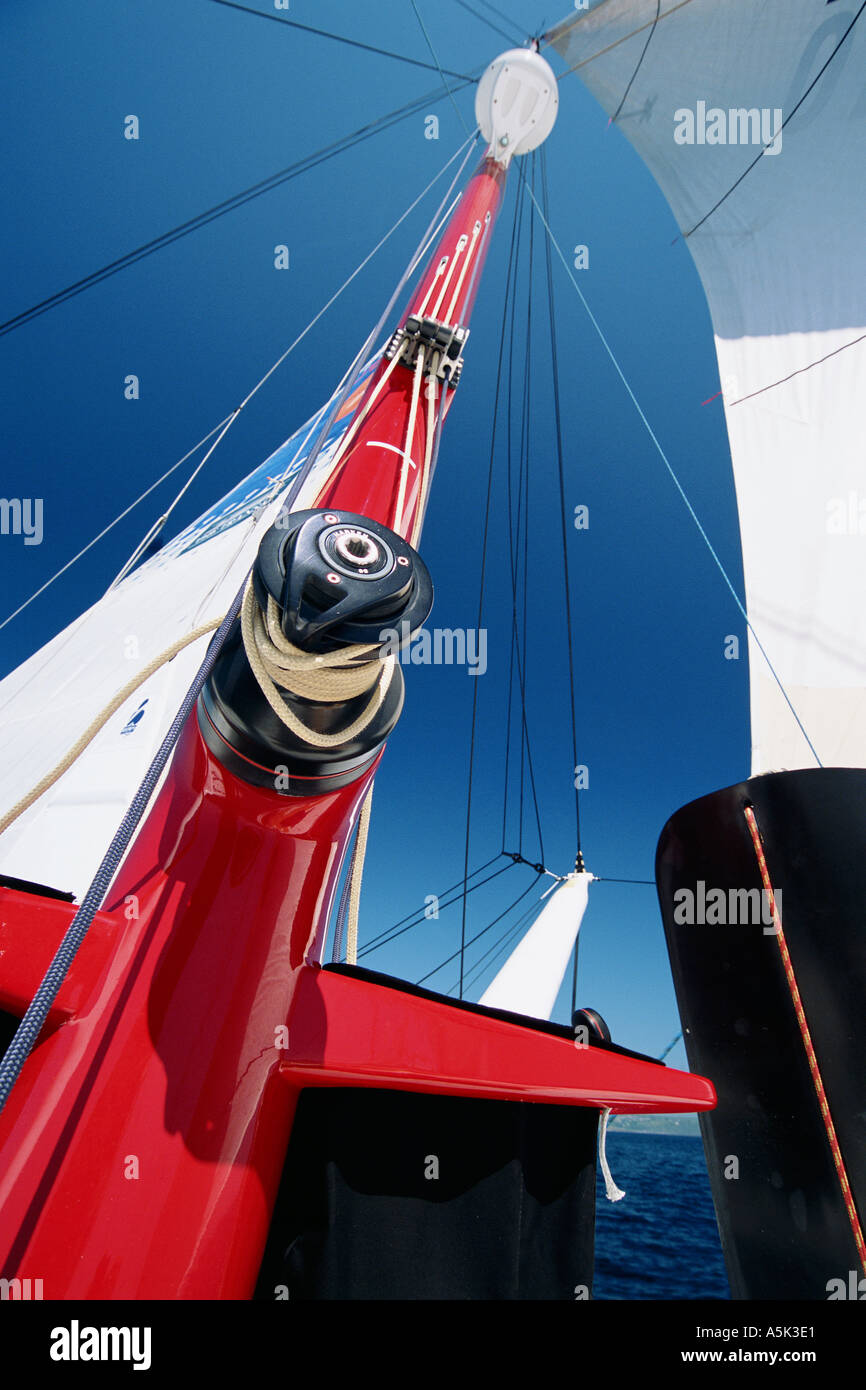 Il verricello e il montante su un hi tech racing yacht Foto Stock