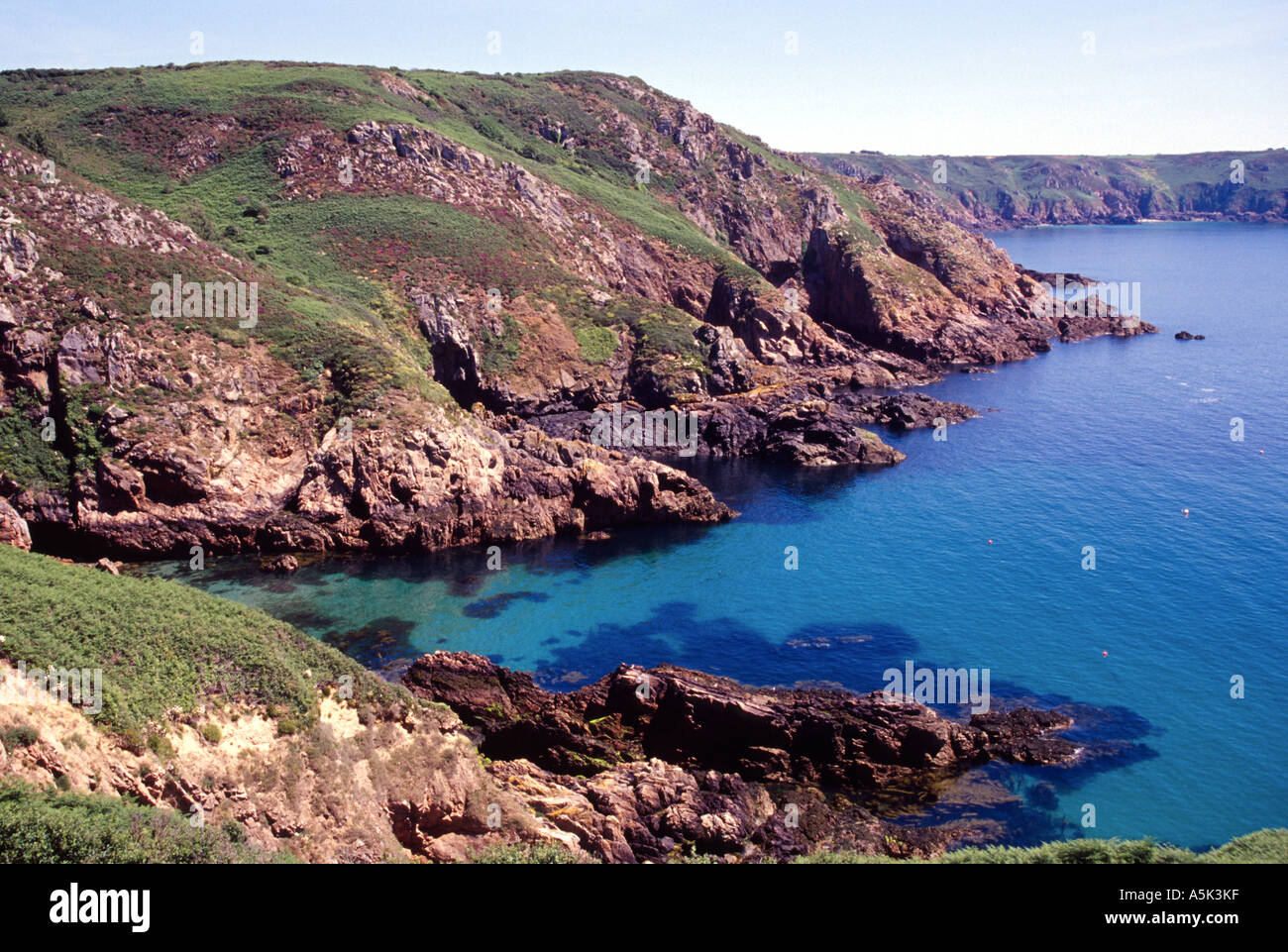 Channel Island Guernsey petit bot bay west coast estate mare blu cielo british crown dipendenza canale inglese Foto Stock