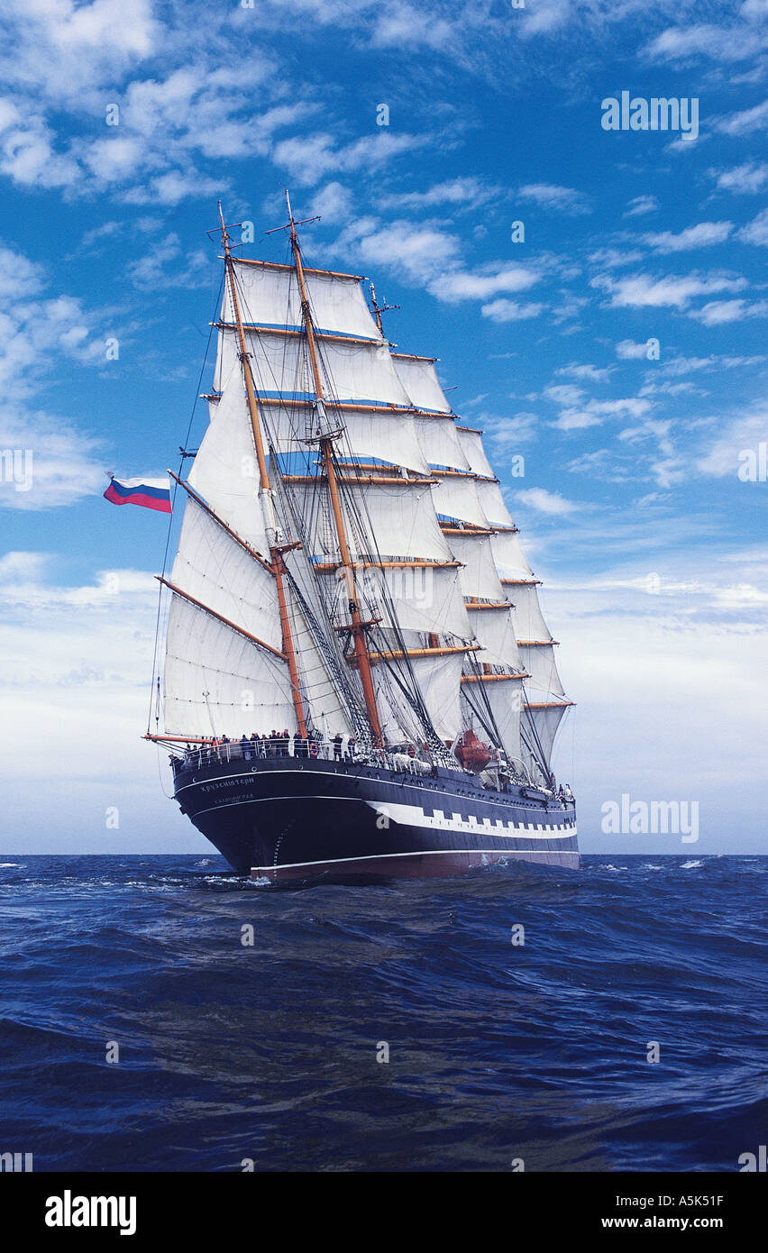 La nave da altura russa Kruzenshtern sotto vela vicino Falmouth, Cornovaglia, Gran Bretagna. Foto Stock