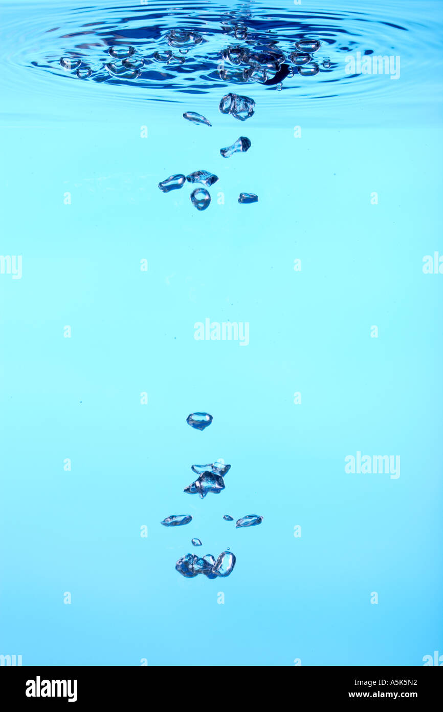 Acqua e bolle di aria e superficie di acqua da sotto Foto Stock