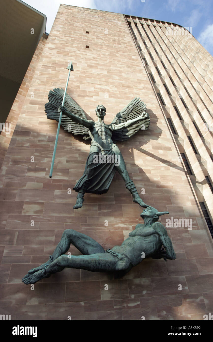 Statua in bronzo al di fuori di Coventry Cathedral progettato da Sir Jacob Epstein, raffigura San Michele che sconfigge il diavolo. Foto Stock