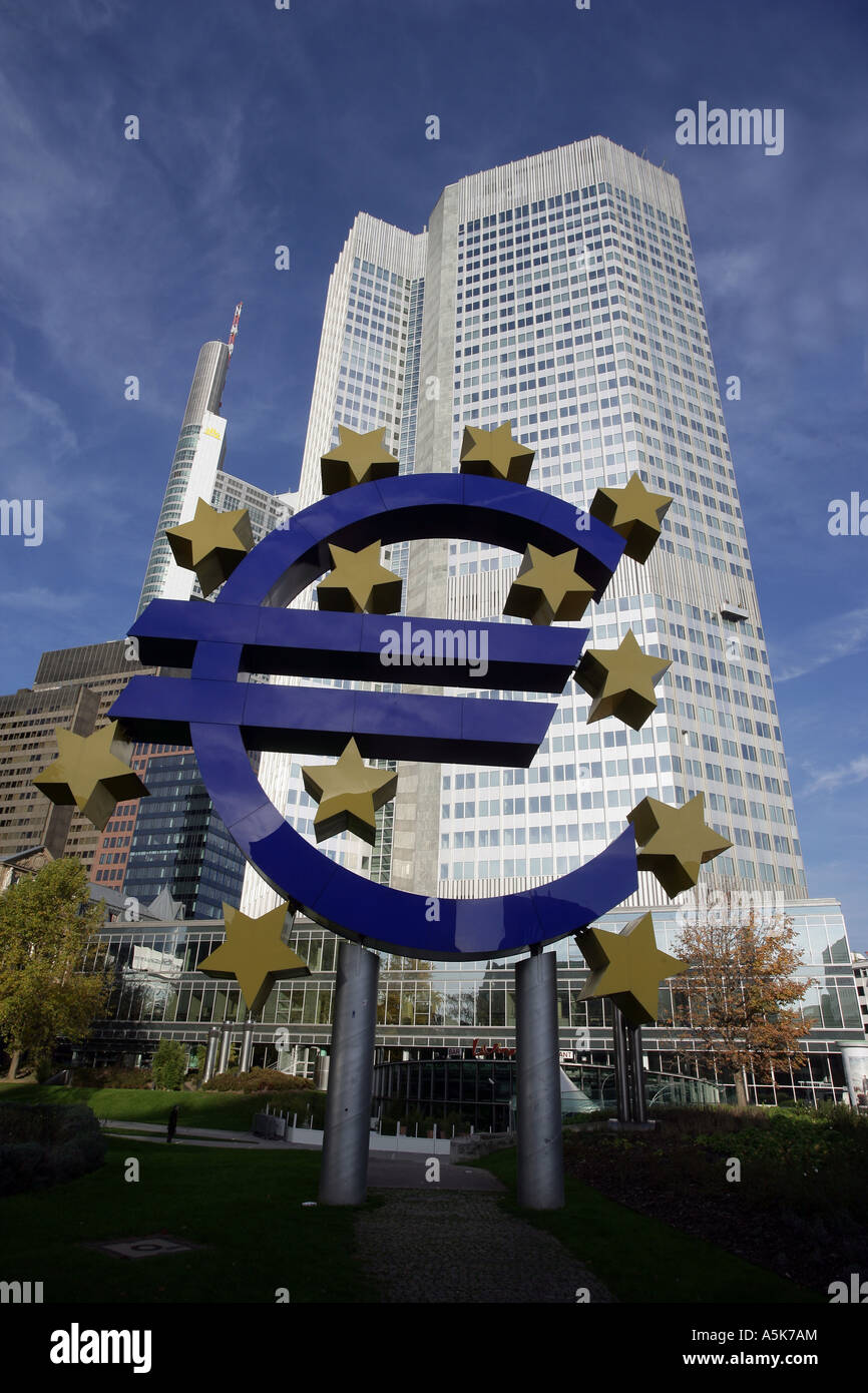 Il Euro-Symbol davanti al Euro-Tower, il domicilio della Banca centrale europea (BCE) di Francoforte Hesse, Germania, Foto Stock
