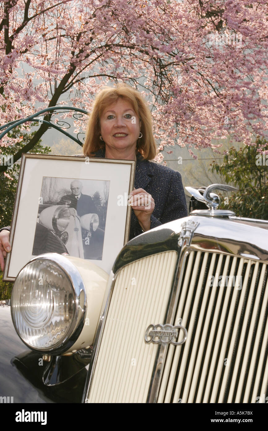 Heike Mueller con ap foto di suo nonno, la famosa tedesco costruttore di automobili August Horch e la Horch auto Foto Stock
