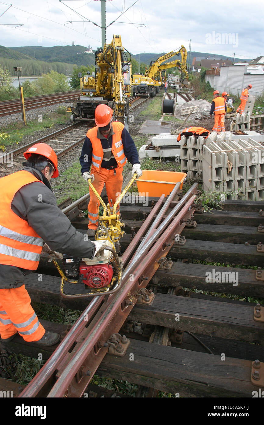 Lavoratori modernizzare il letto stradale della ferrovia Foto Stock