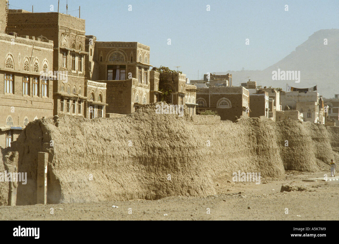 Mura della città vecchia di fango vecchio sana di una Repubblica araba dello Yemen Repubblica dello Yemen Arabia Medio Oriente Foto Stock