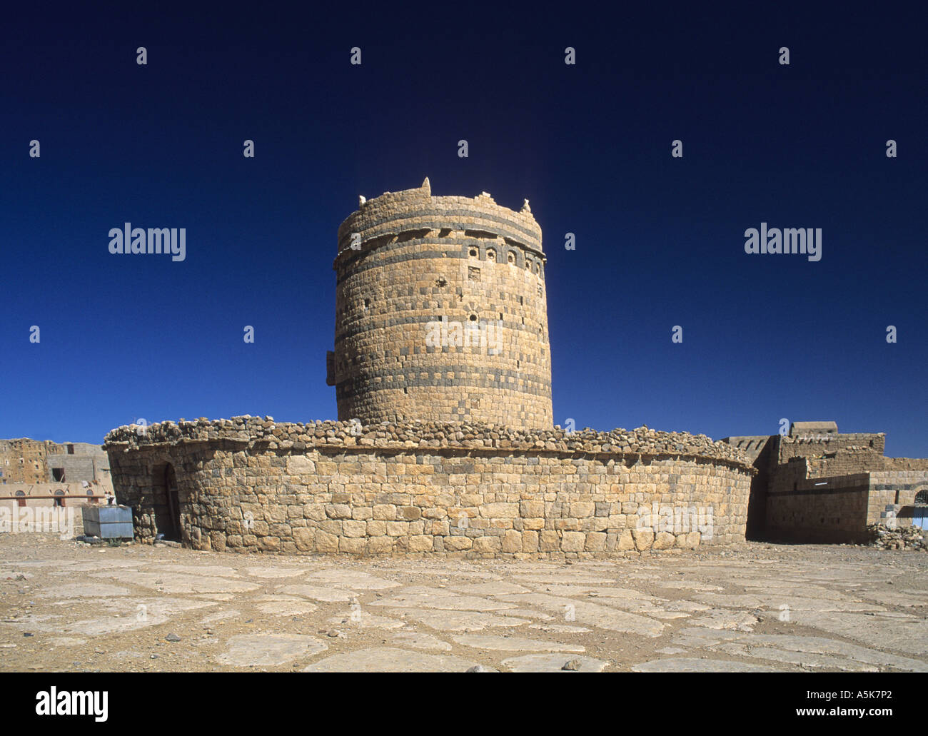 Round stone house e la parete per la difesa sono rotondi significa che tutti i lati sono completamente visibili Mantagat Gharen village Foto Stock