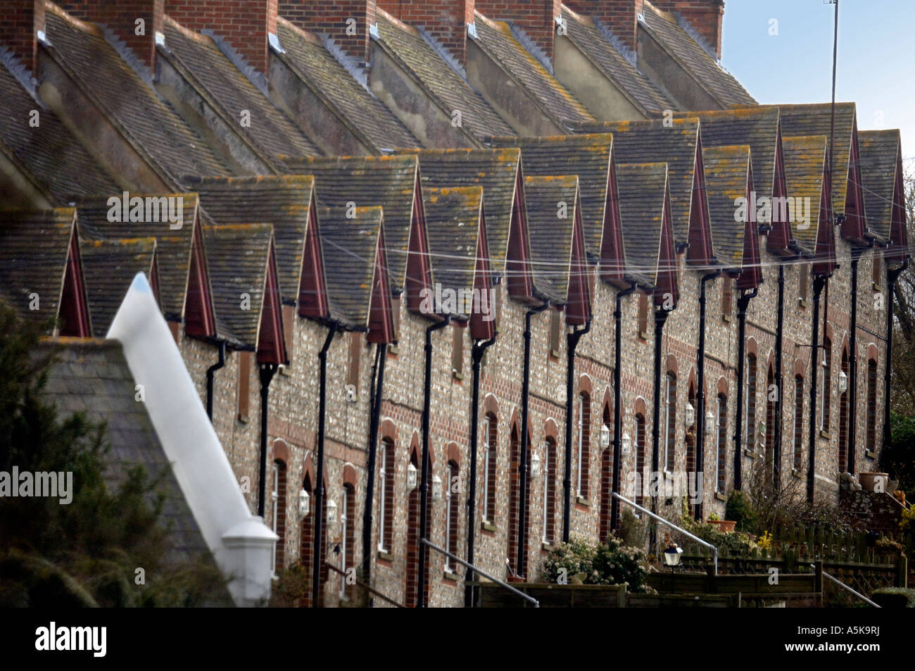 Una fila di pietra focaia case terrazza in Glynde East Sussex Foto Stock