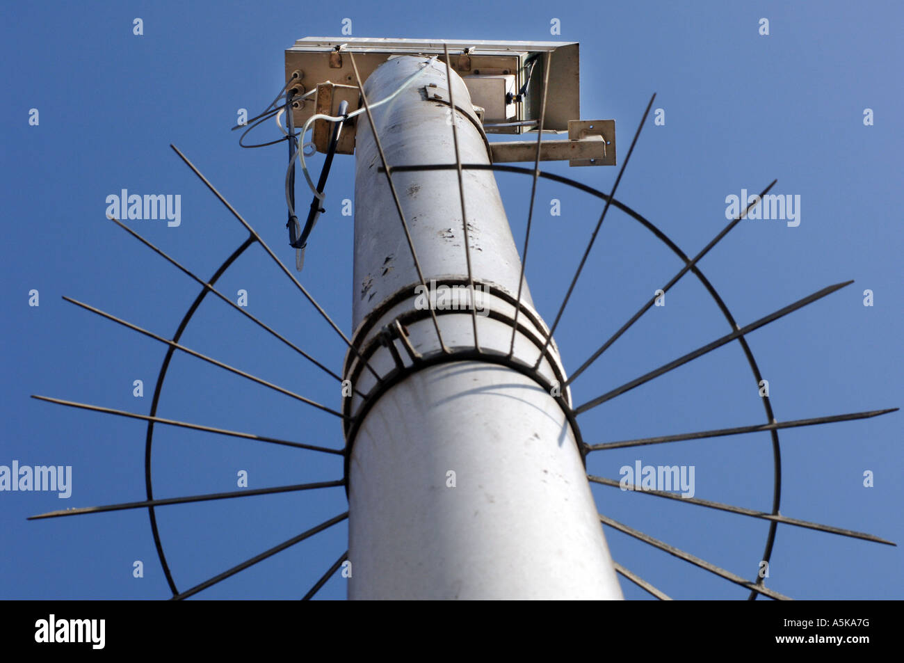 Telecamera TVCC protetto da un spiked barriera di sicurezza Foto Stock