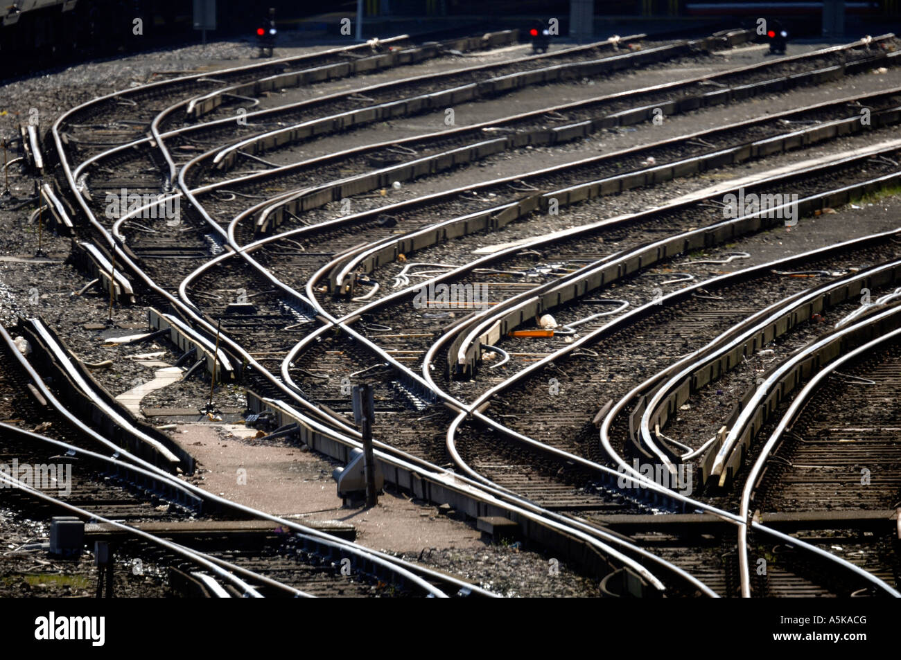 Svuotare le linee ferroviarie fuori la stazione di Brighton Foto Stock