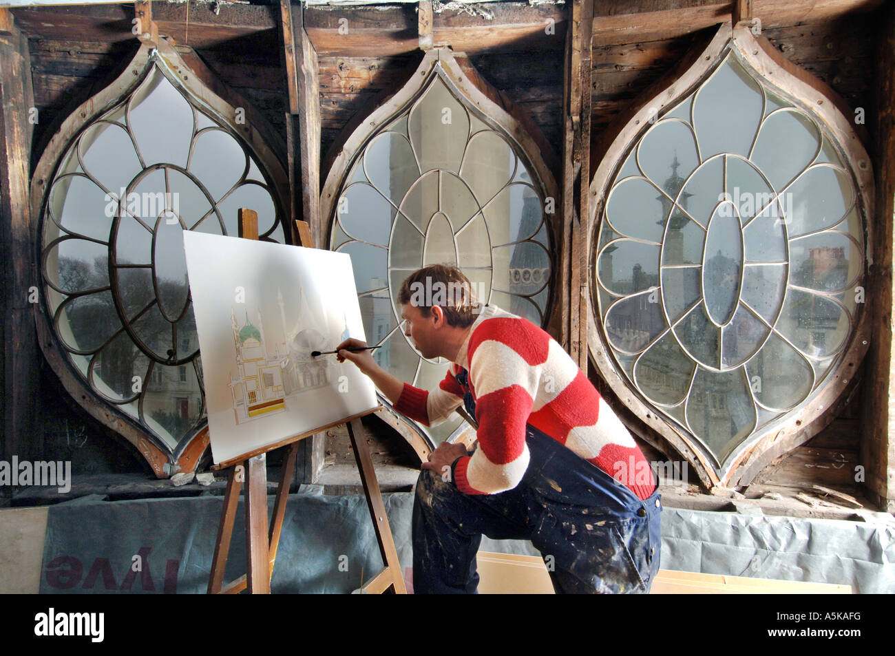 Artista in residenza presso il Royal Pavilion Brighton pittura gli ornati regency finestre gotiche Foto Stock