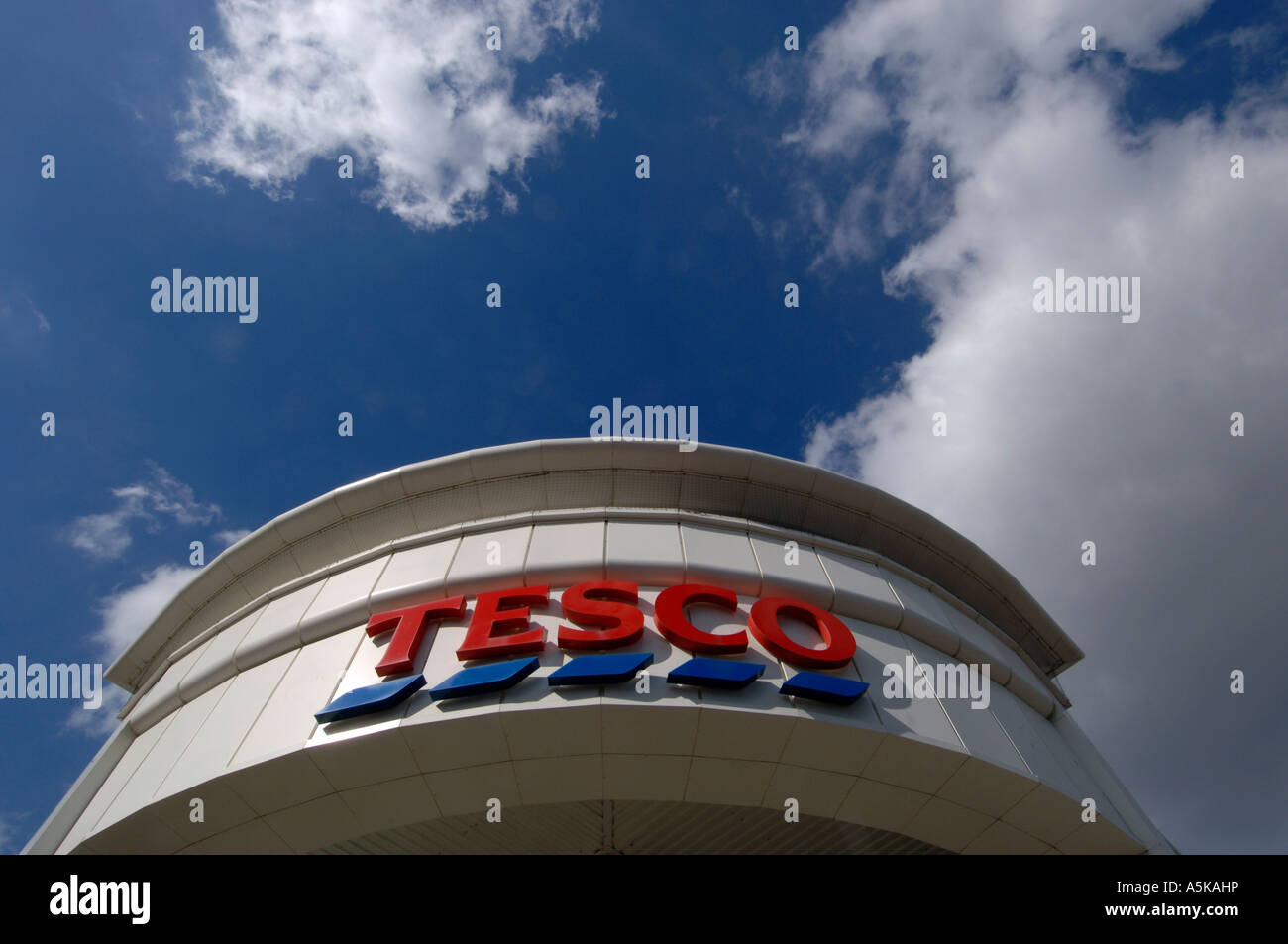 I cieli blu oltre la torre di un nuovo negozio Tesco in Brighton Sussex Foto Stock I cieli blu oltre la torre di un nuovo negozio Tesco in Brighton Sussex Foto Stock
