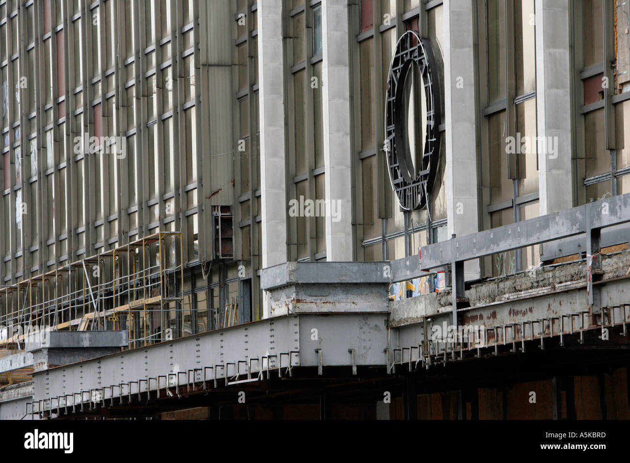 Palazzo della Republik con il suo emblema vuoto a Berlino Foto Stock