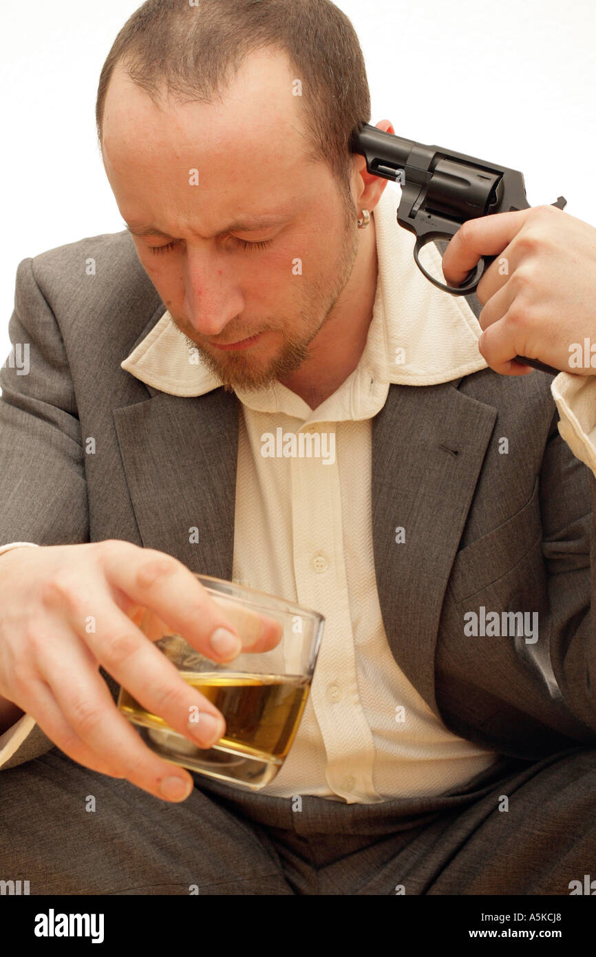 Triste uomo suicida con un drink in mano Foto Stock