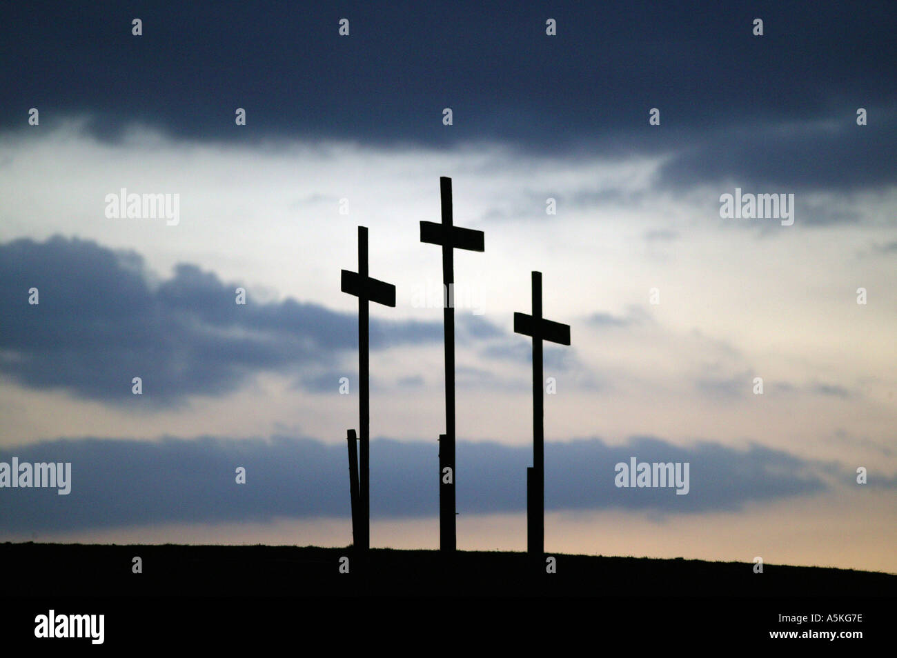 Tre crocifissi su una collina sopra Redditch WORCESTERSHIRE REGNO UNITO sono stati messi lì dai parrocchiani locali durante le festività di Pasqua Foto Stock