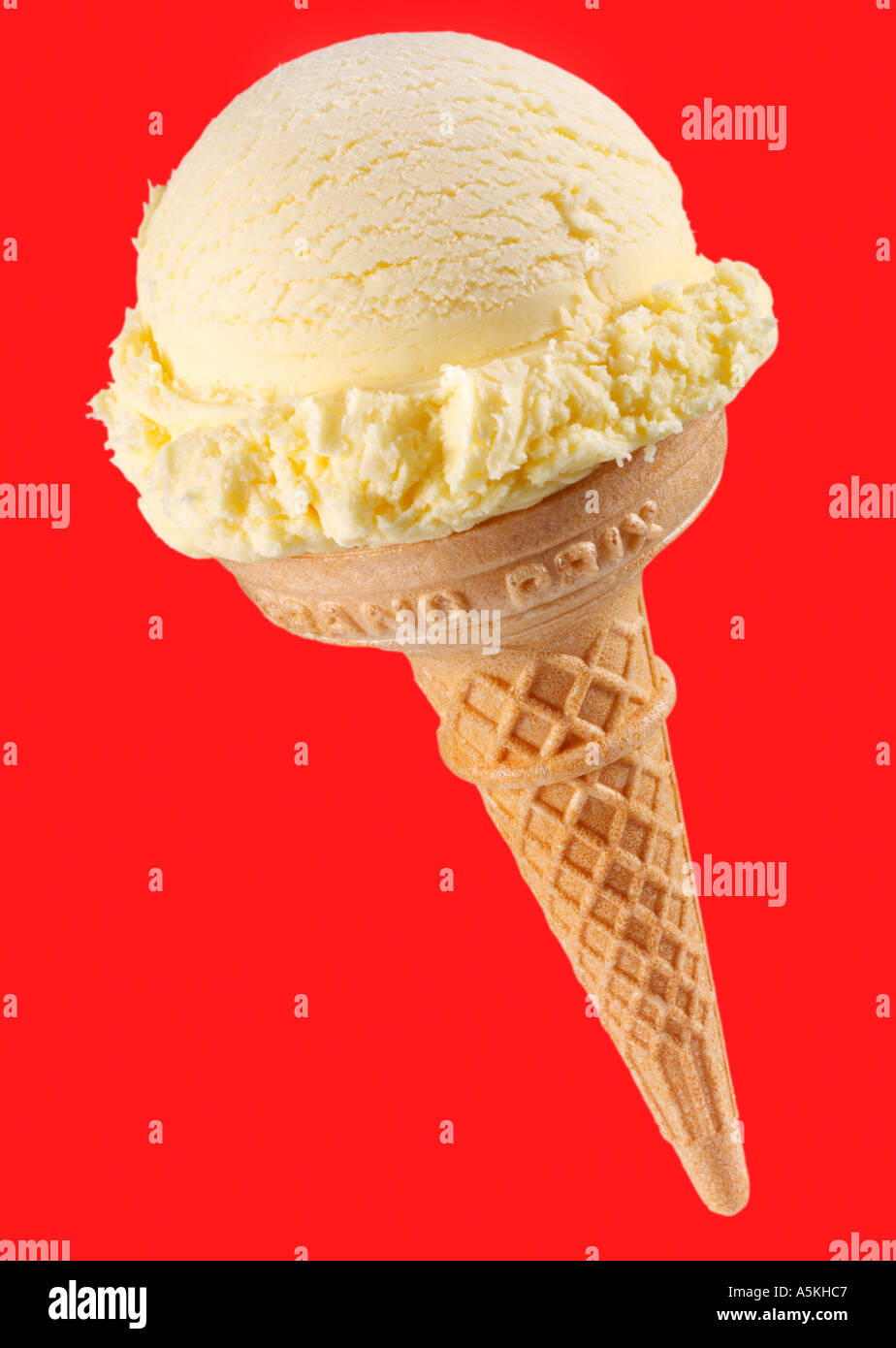 Gelato alla vaniglia cono su rosso Foto Stock