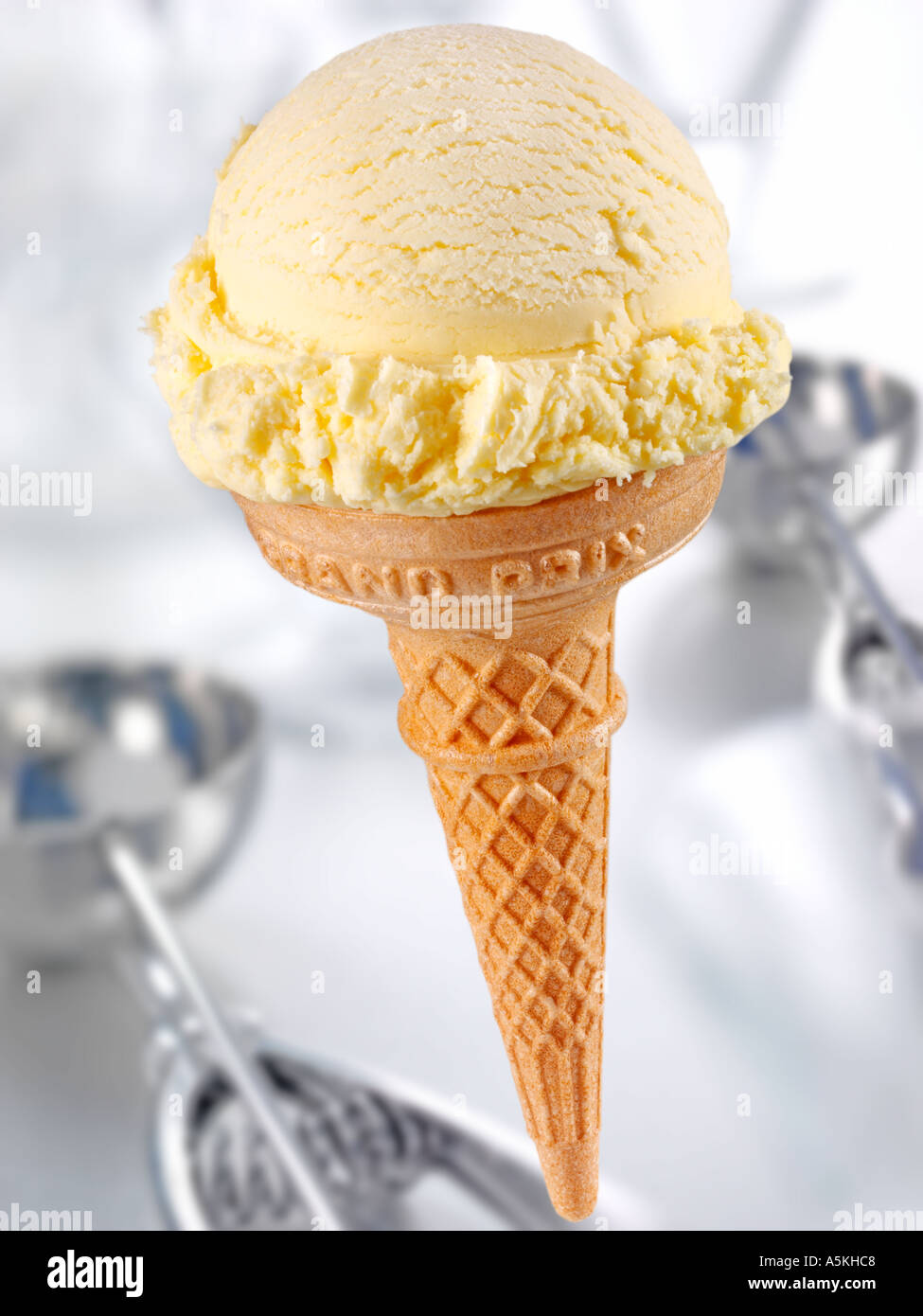 Gelato alla vaniglia il cono Foto Stock