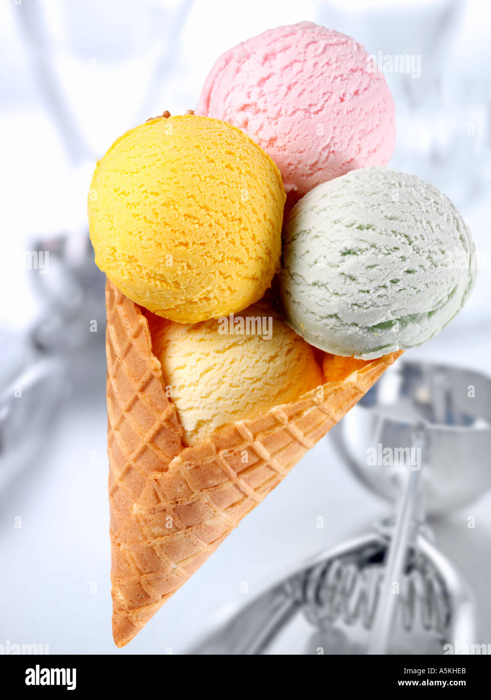 ICE CREAM SCOOP IN CONO Foto Stock