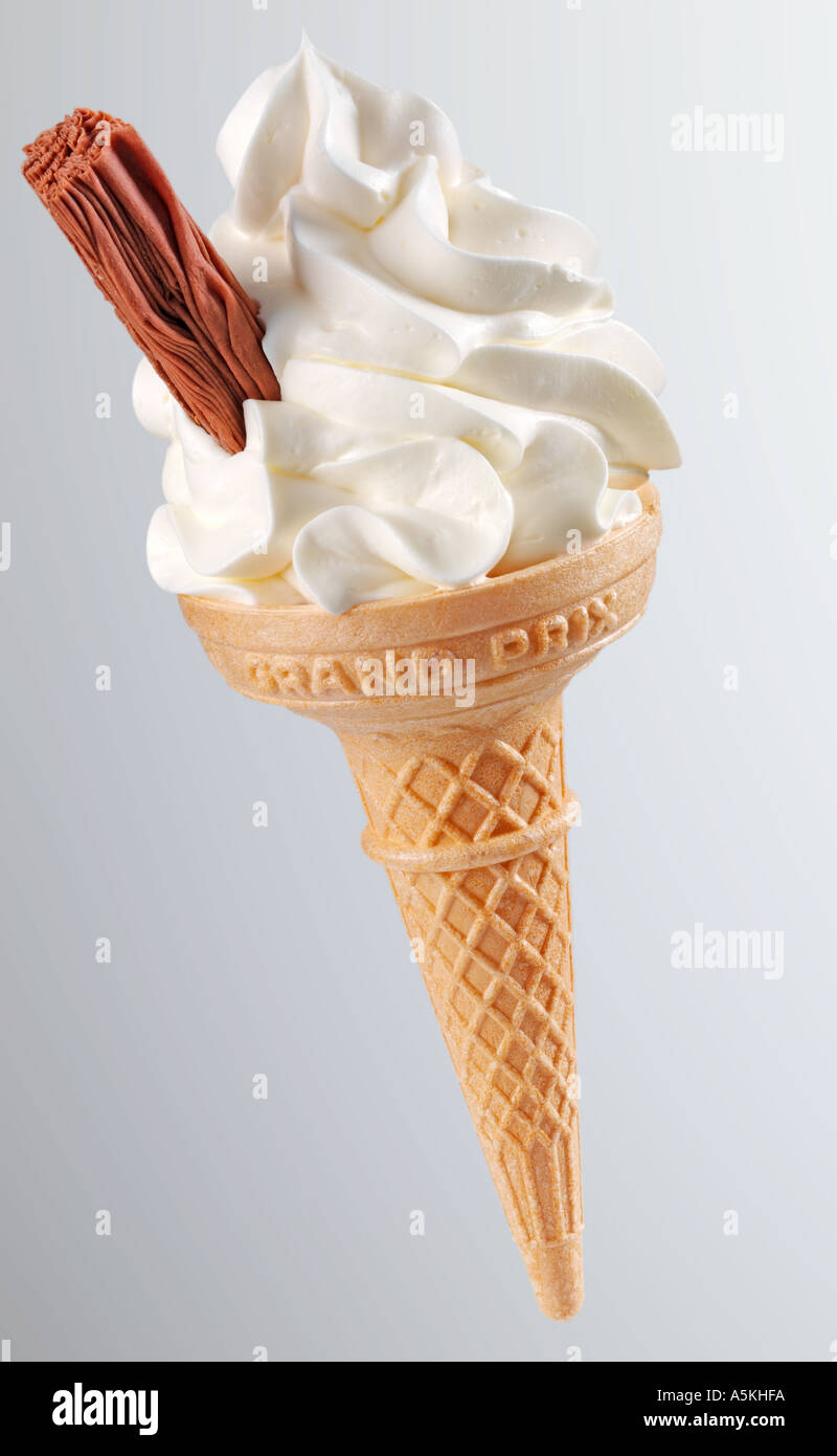 Gelato alla vaniglia in cono Foto Stock