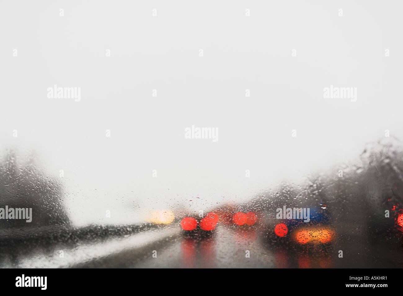 Inceppamento di traffico su autostrada sotto la pioggia Foto Stock