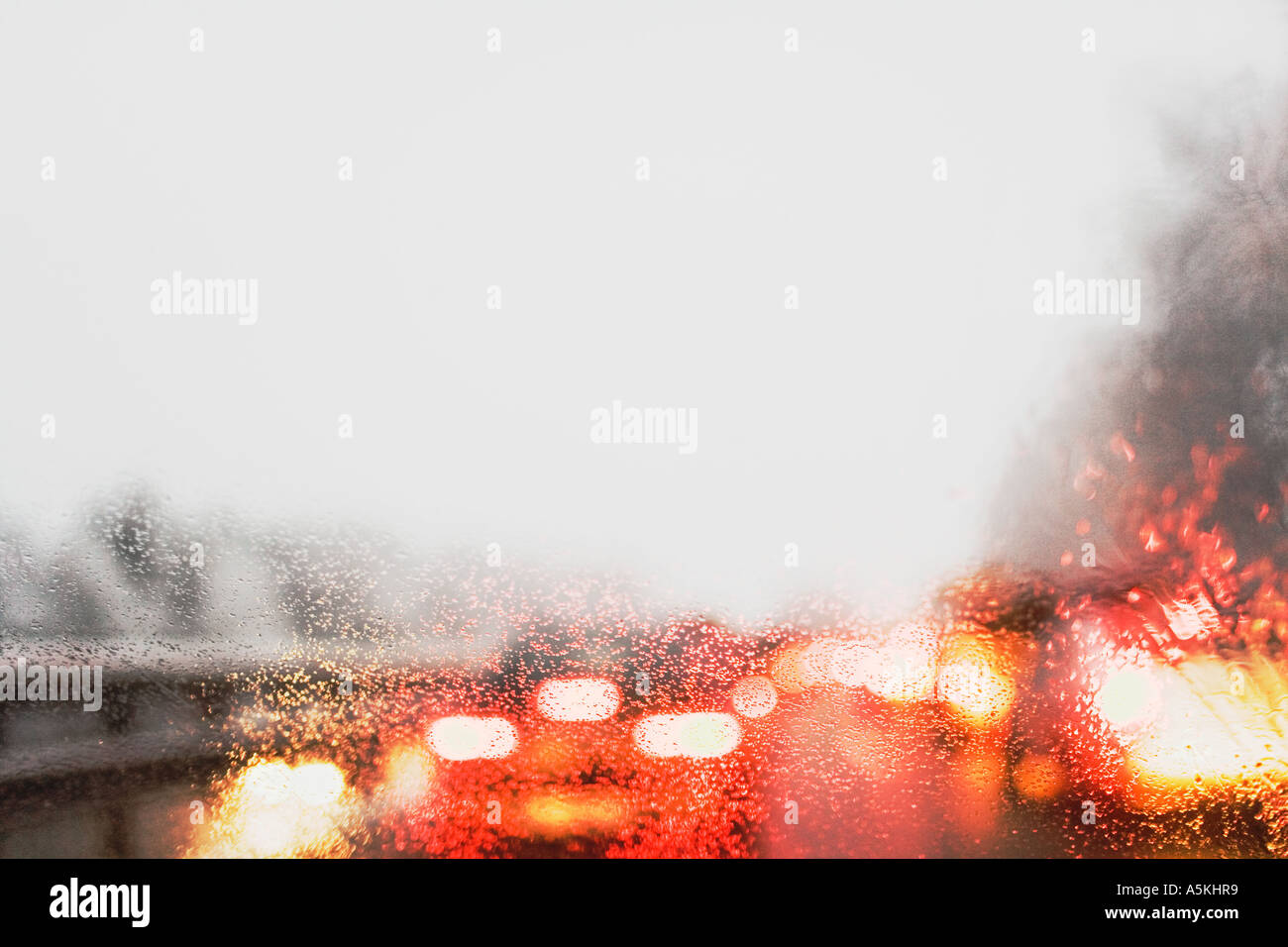 Il traffico su strada in cattive condizioni atmosferiche Foto Stock
