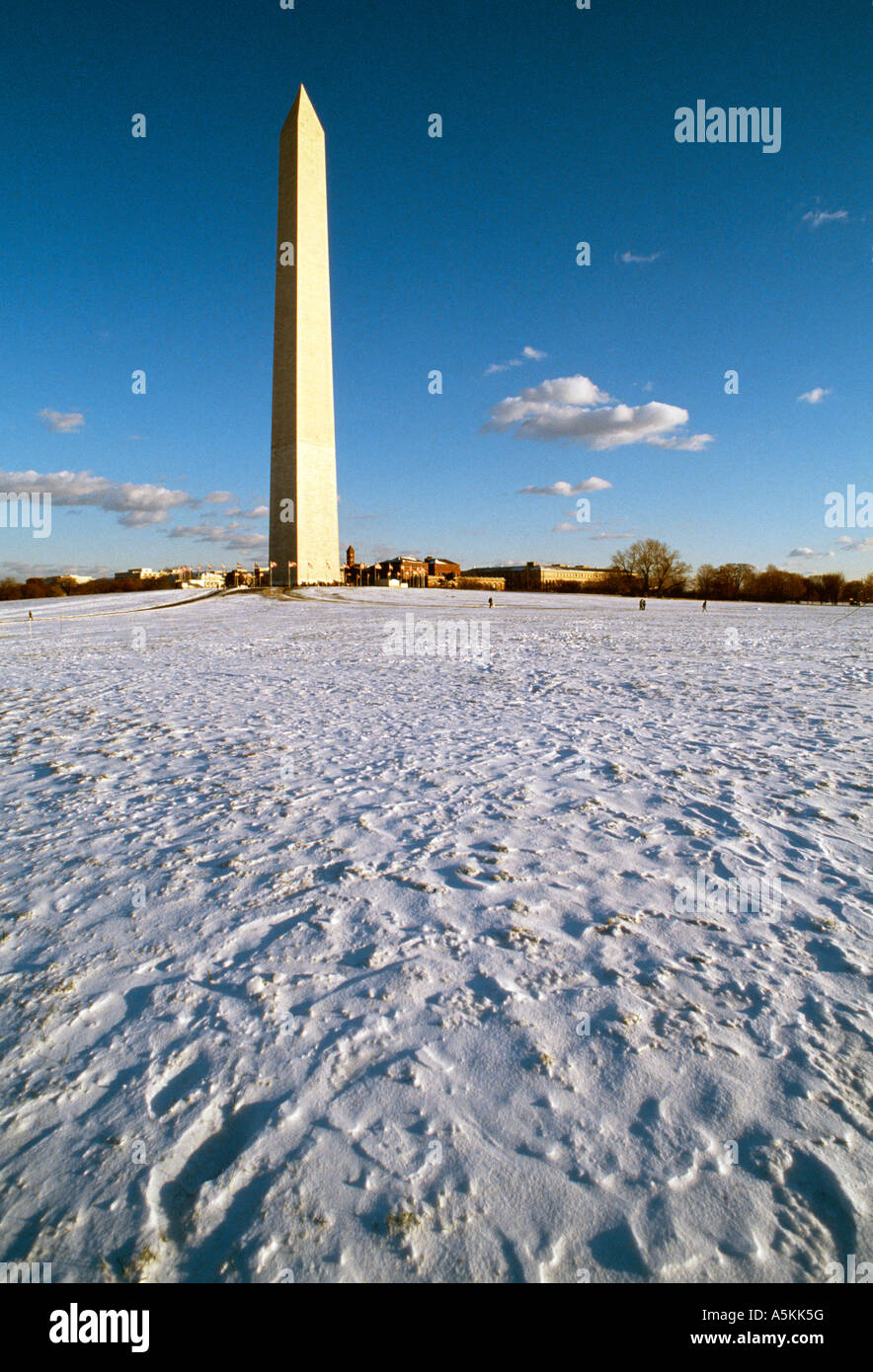 Washington DC coperta di neve prato di fronte al monumento di Washington obelisco in marmo Foto Stock