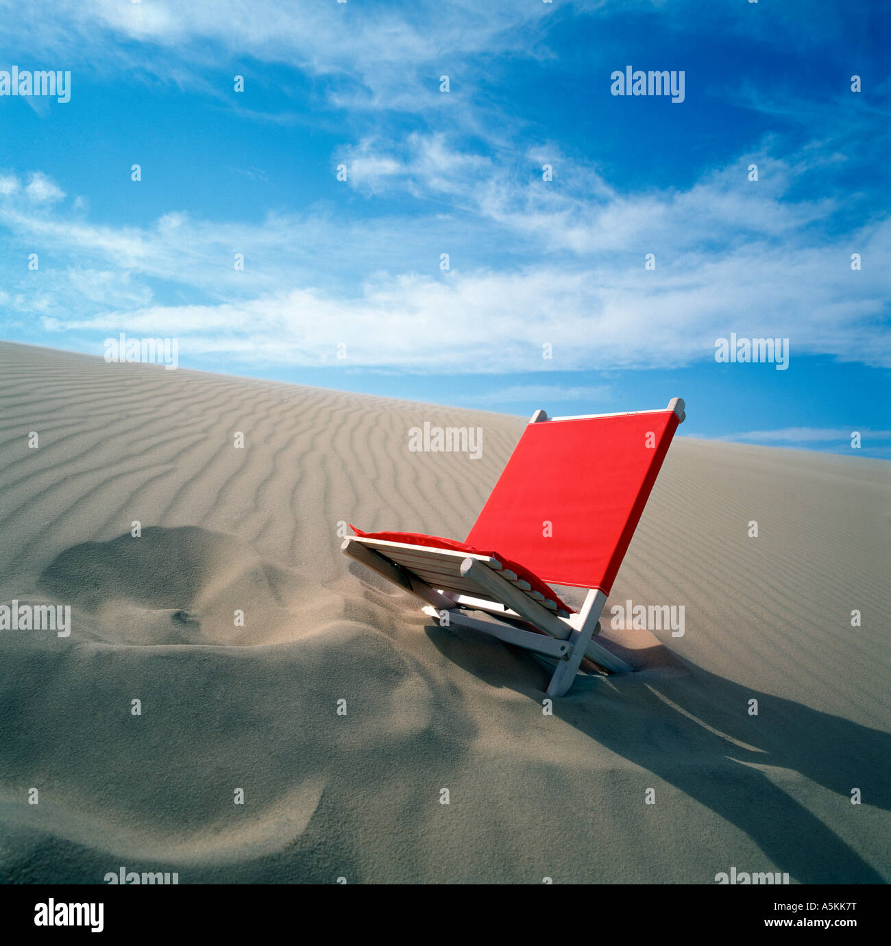 NC Outer Banks rosso sedia spiaggia sulla sabbia Foto Stock