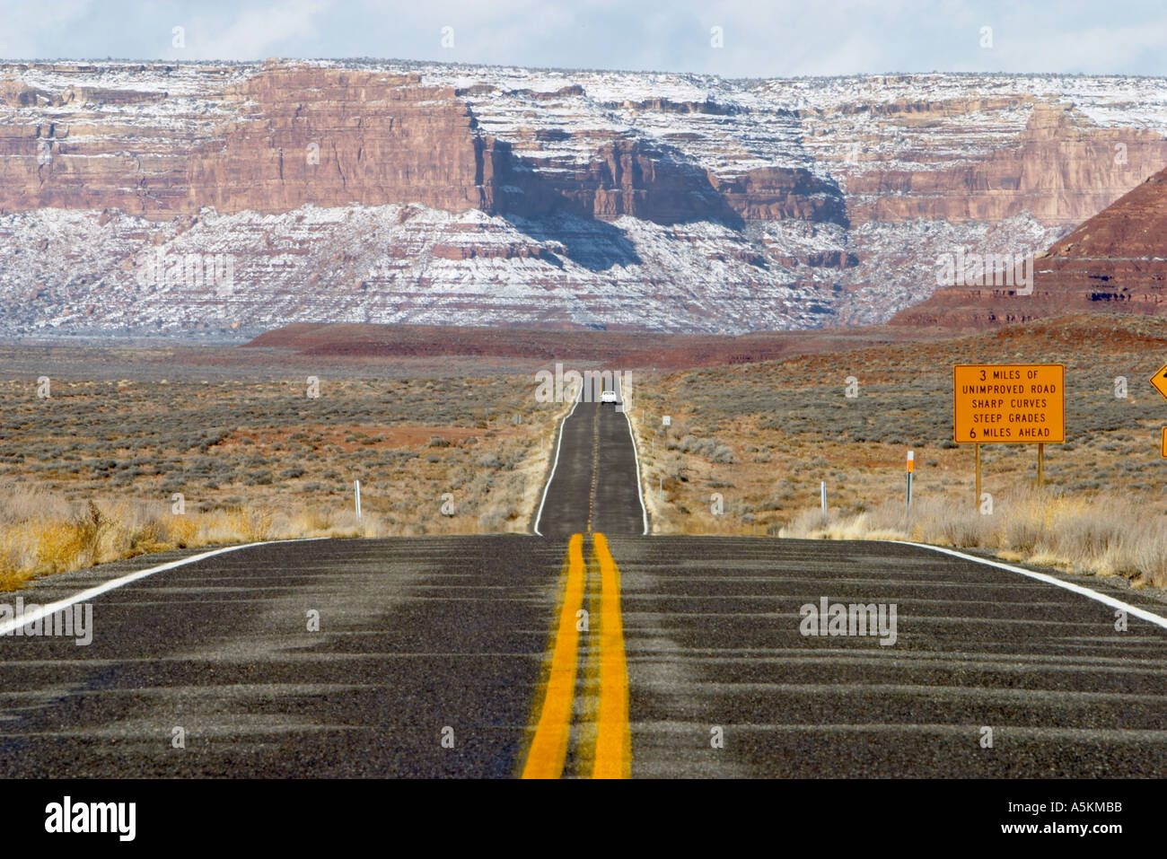 Lonely lunga strada diritta autostrada vicino la Valley of the Gods Utah Foto Stock