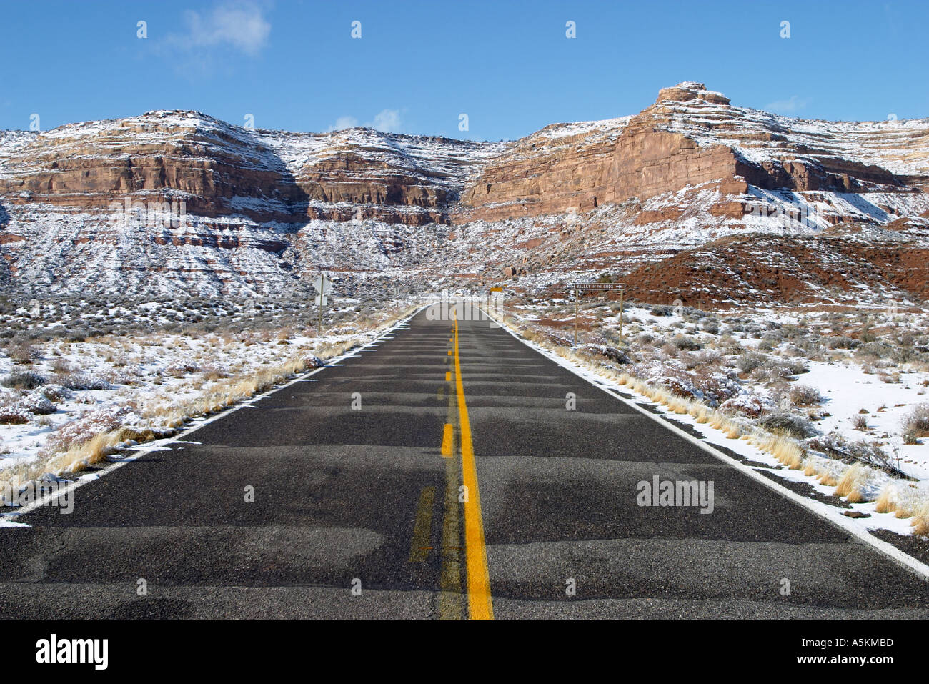 Lonely lunga strada diritta autostrada vicino la Valley of the Gods Utah Foto Stock