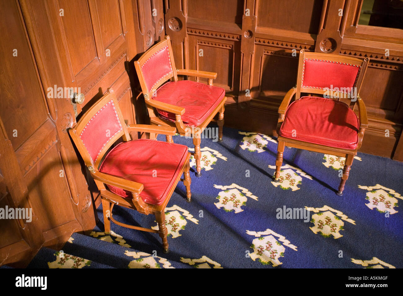 Le sedie in Connecticut State Legislature, Hartford Connecticut. Edificio governativo sedie per la riunione con i senatori Foto Stock