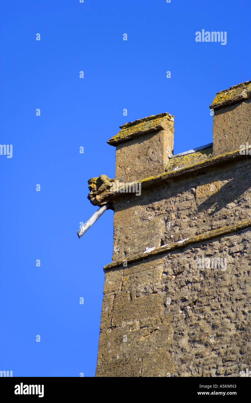 I dentelli sulla torre e gargoyle St fede la Chiesa Shellingford in Oxfordshire precedentemente Berkshire REGNO UNITO Inghilterra JMH1127 Foto Stock