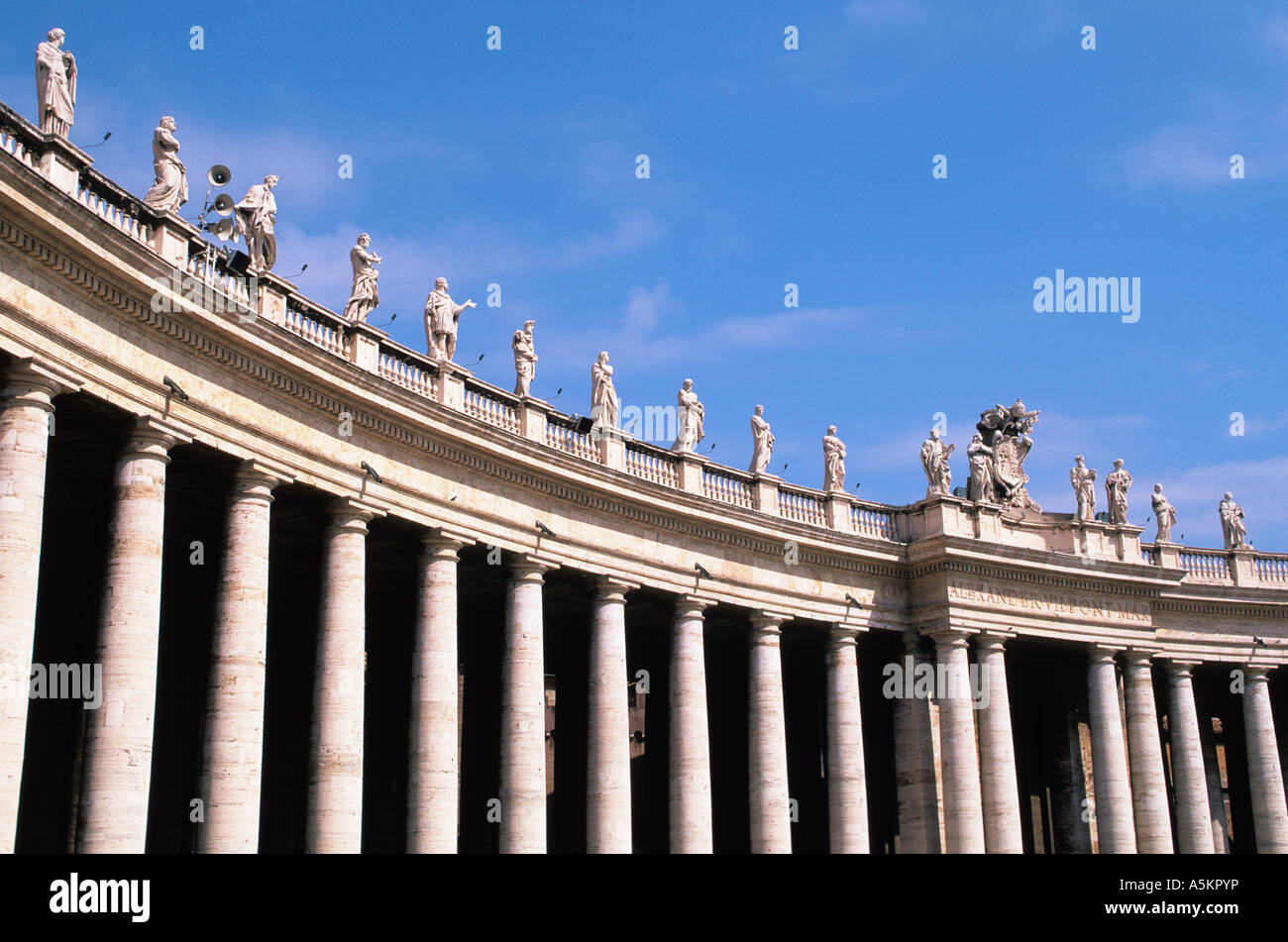 Statue e colonne di Roma in Piazza San Pietro città del Vaticano ...