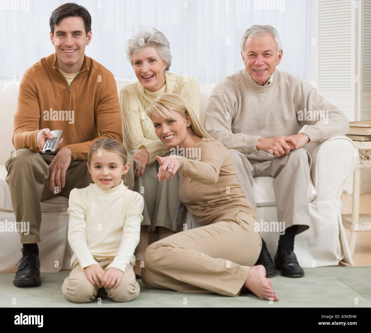 Multi famiglia generazionale di guardare la televisione Foto Stock