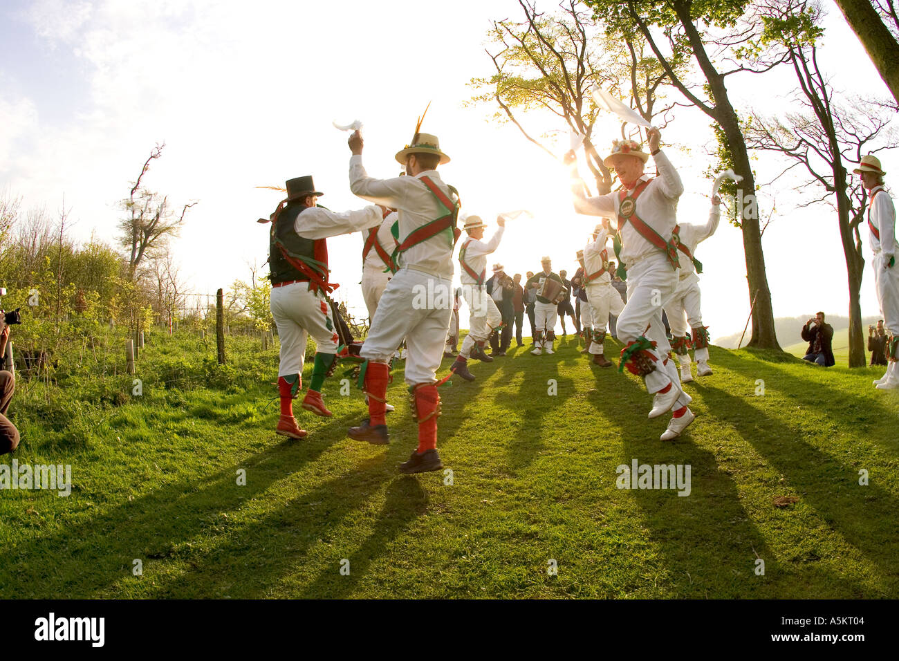 Morris ballerini all alba giorno di maggio ad anello Chanctonbury Hillfort SUSSEX REGNO UNITO Foto Stock
