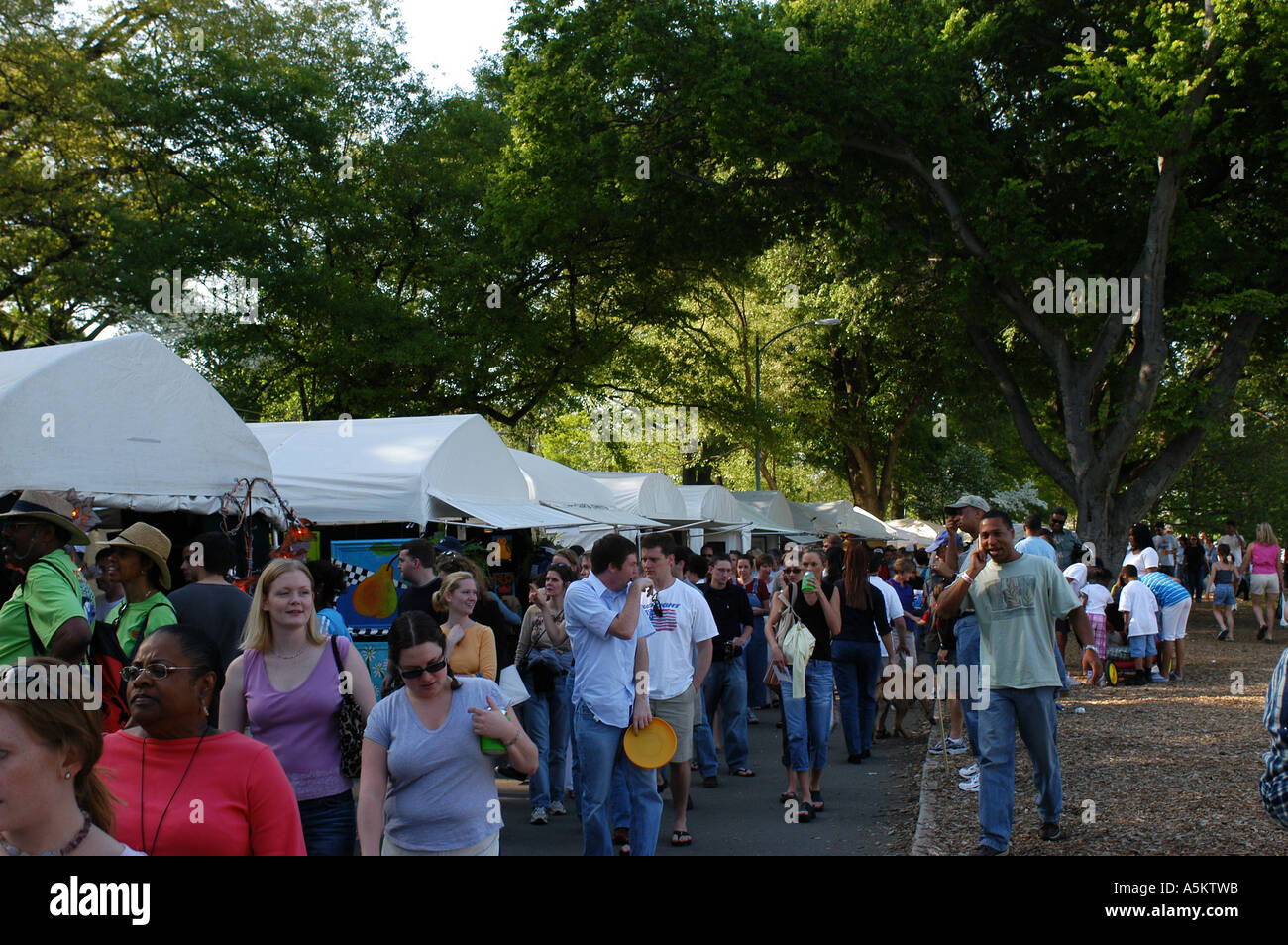 Una folla di persone a piedi dagli artisti mostre in Atlanta Sanguinello Festival in Piemonte Park di Atlanta in Georgia in una bella giornata di primavera Foto Stock