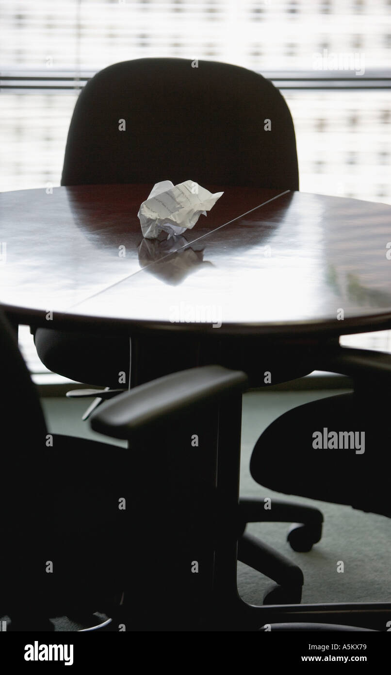 Carta sgualcita sulla scrivania in ufficio Foto Stock