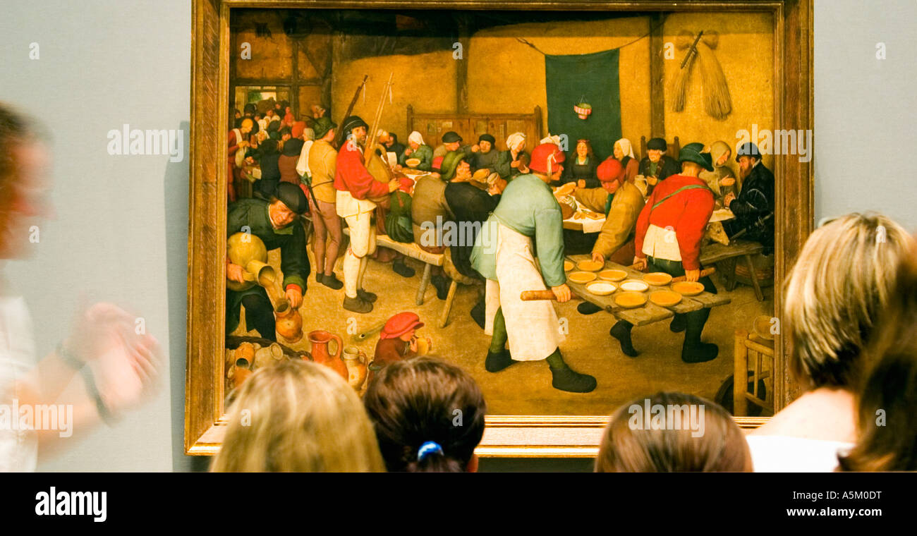 Insegnanti e alunni al Kunsthistorisches Museo di Belle Arti di Vienna ammirare Il Matrimonio Contadino di Pieter Brueghel il sambuco Foto Stock