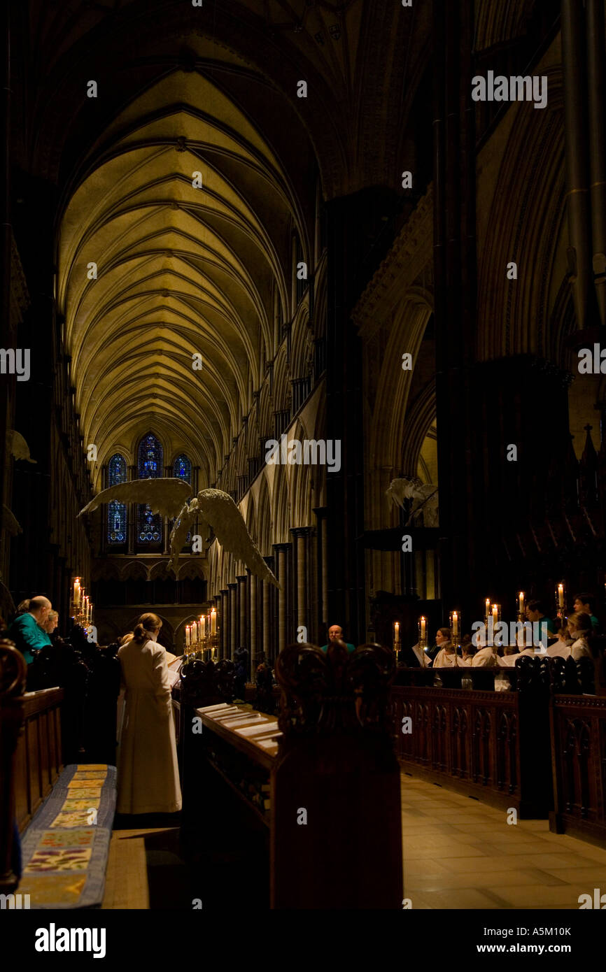 La Cattedrale di Salisbury interno con coro e maschio e femmina choristors cantando a lume di candela Wiltshire, Inghilterra REGNO UNITO Foto Stock