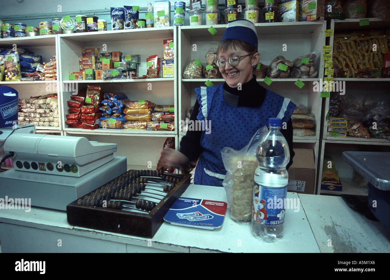 Negoziante nell'angolo shop nel villaggio di Koptelovo in Siberia, Russia Foto Stock