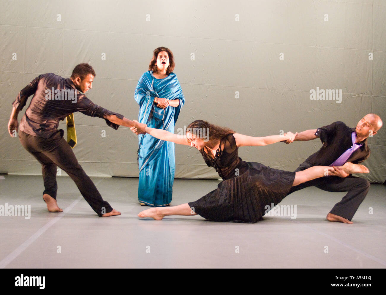 Yamuna Devi vestito nero Soprano Patricia Roazario blue sari Saju Hari lilla cravatta e Devaraj Thimmaiah Cravatta verde in Faultline Foto Stock