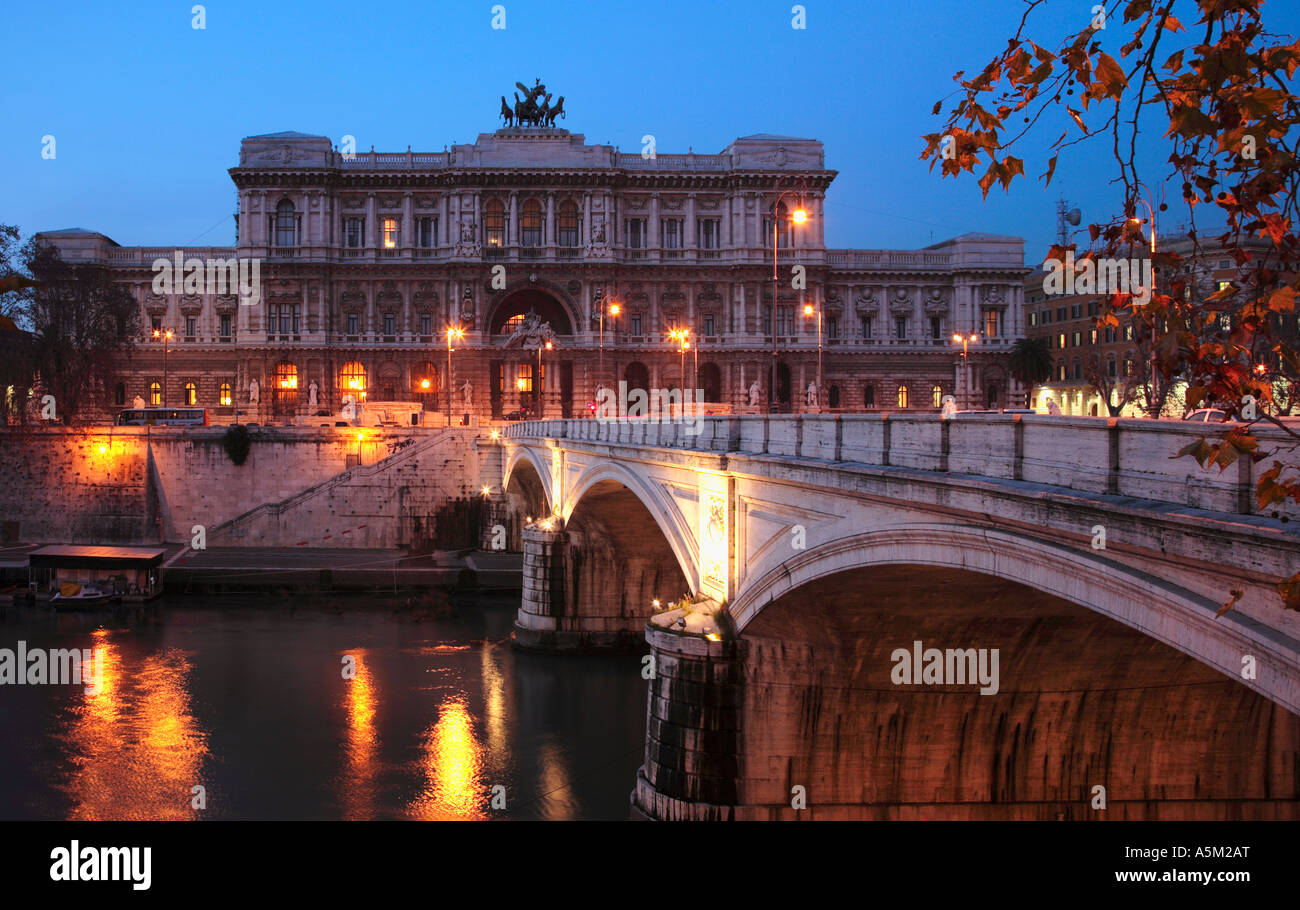 Il Palazzo di Giustizia e il Ponte Umberto I oltre il fiume Tevere a Roma Italia Foto Stock