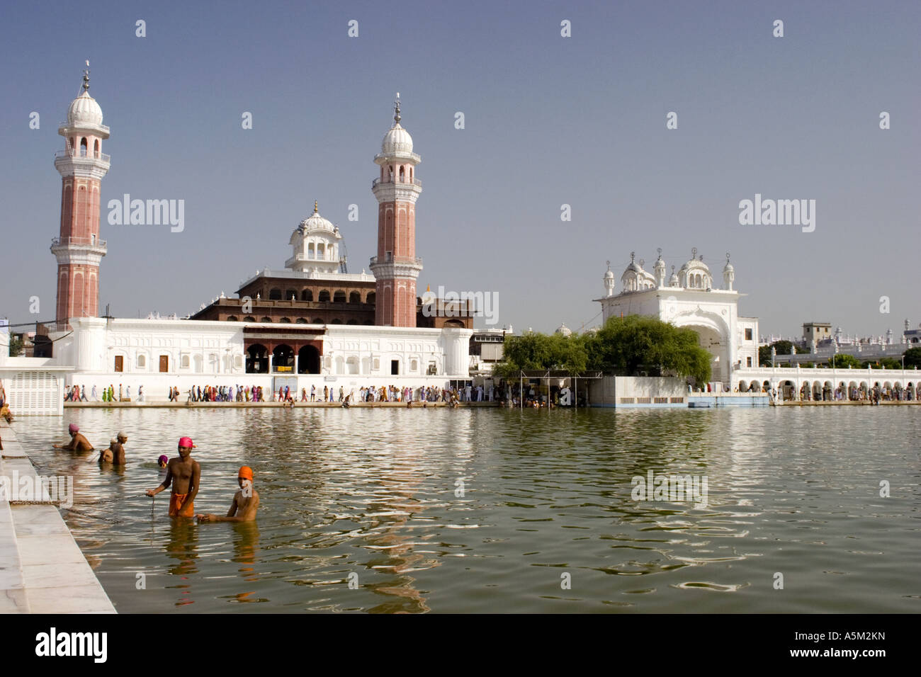 Sul sito del tempio d'oro dei sikh di Amritsar, India. Foto Stock