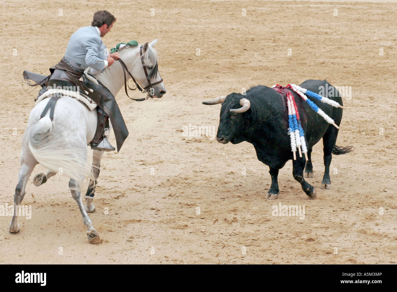 Torero cavallo ('rejoneador') è rivolta verso il toro durante 2005 Feria de San Isidro a Las Ventas, Madrid Foto Stock