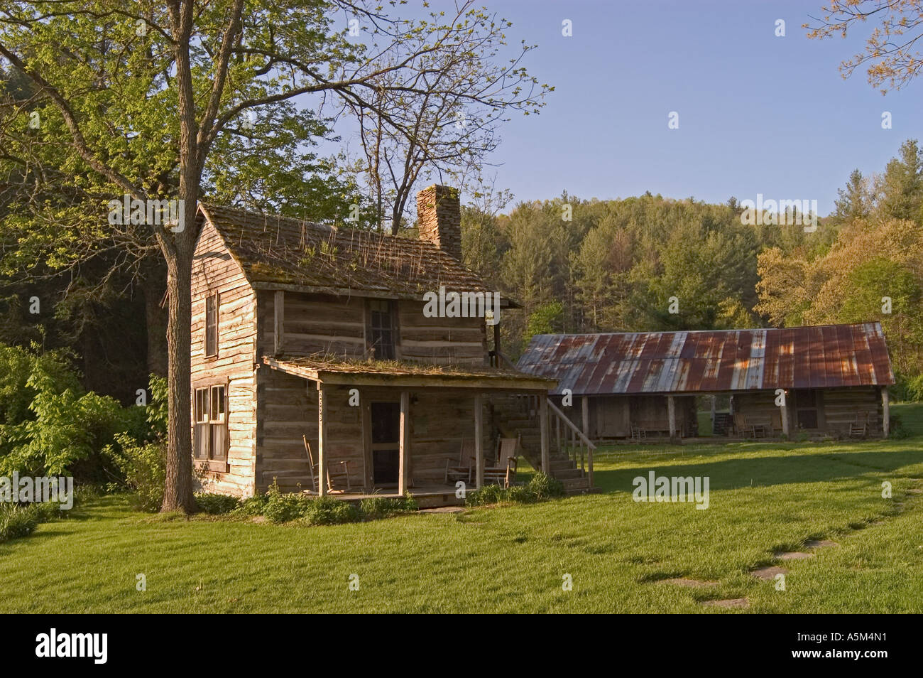 Un vecchio log cabin è parte della collezione di edifici al montante Agriturismo Locanda in Valle Crucis Carolina del Nord Foto Stock